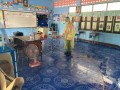 ทำการฉีดพ่นฆ่าเชื้ออาคารและสถานที่ภายในโรงเรียนน้ำจำ Image 2