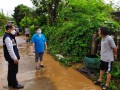 ลงพื้นที่สำรวจสถานการณ์น้ำท่วมบ้านเรือนของประชาชนบ้านน้ำโจ้ ... Image 10
