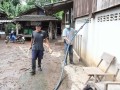 ลงพื้นที่ช่วยเหลือล้างทำความสะอาดบ้านเรือนของประชาชนบ้านน้ำโจ้ หมู่ที่ 8 ... Image 7